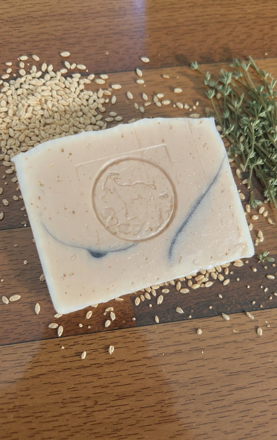 Moonlite Meadow begins with delicate pink rose and jasmine, perfect blended with musk and woodsy notes, rich in nutrients and lactic acid, helping to hydrate and soften skin. Gently exfoliates and removes dead cells, rich in vitamin A, B6, B12 & E.
