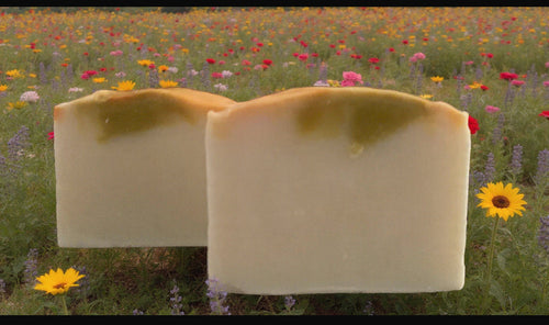 Butter Bliss Turmeric, wisk yourself away with this tropical scent, fruit paradise with creamy coconut, passion fruit and grapefruit. Feels fresh and reinvigorated